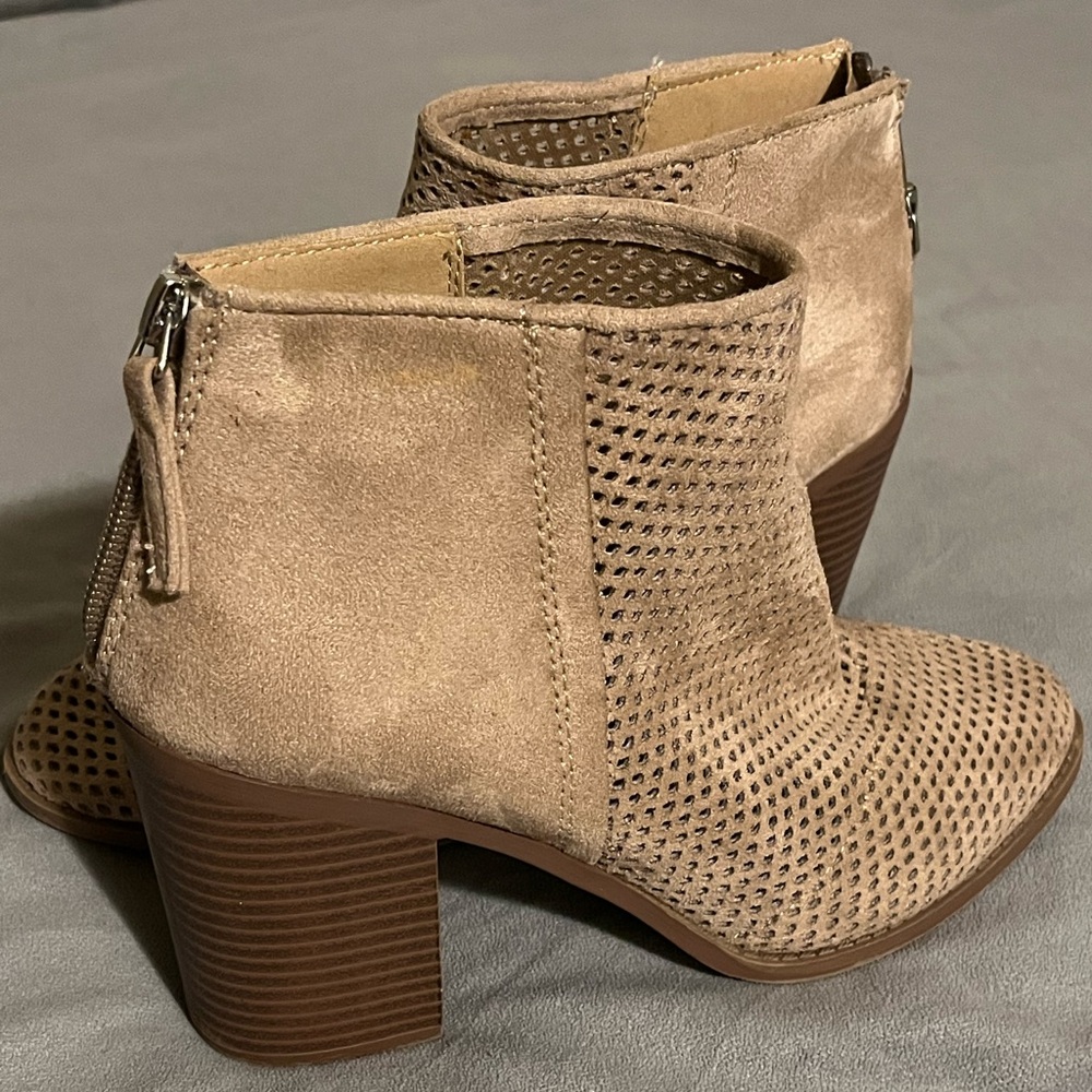 Women’s size 8 1/2 tan ankle boots
